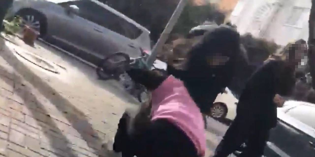 Kız Öğrenciler Arasında Saç Saça Baş Başa Kavga