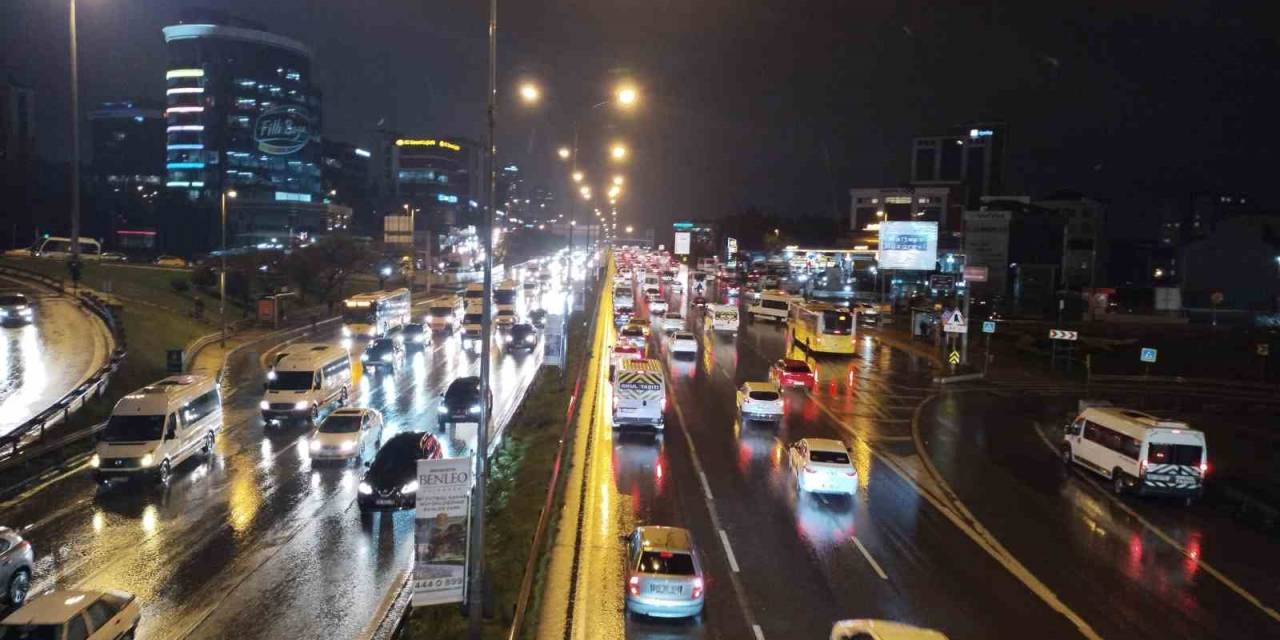 İstanbul’da Akşam Saatlerinde Trafik Yoğunluğu Yaşandı