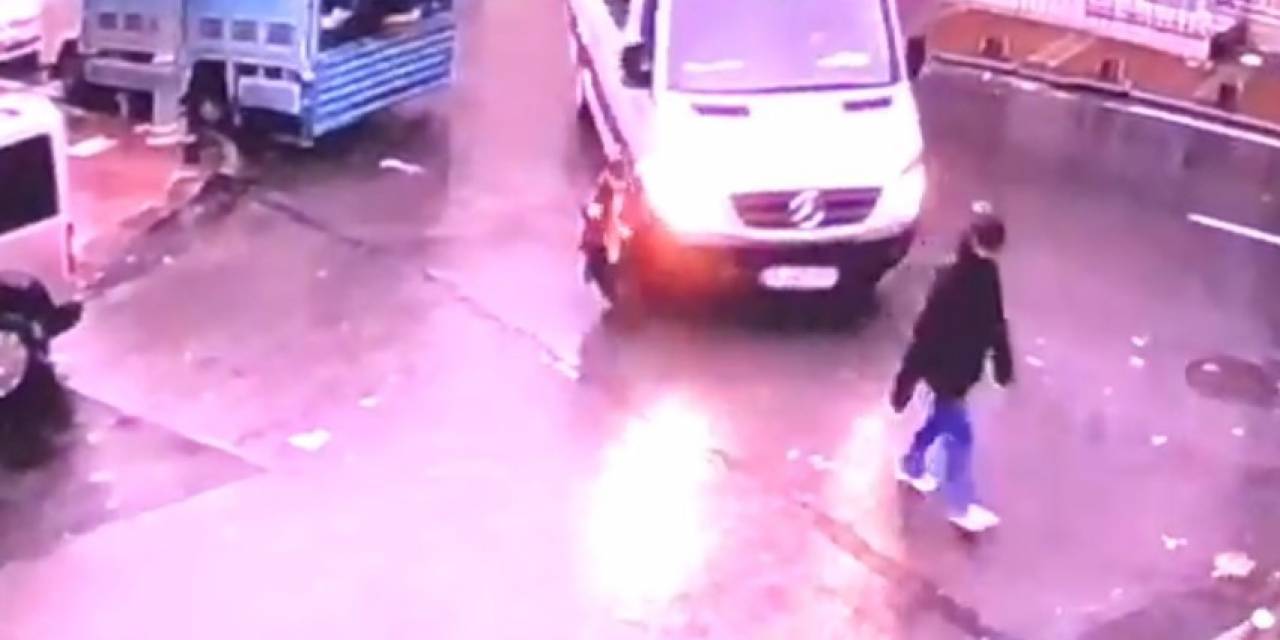 Sultangazi’de Servis Aracının Altında Kalan Çocuk Hayatını Kaybetti