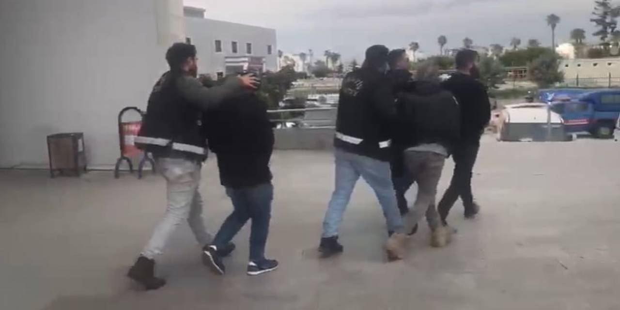 Hasarlı Binadan Hırsızlık Yapan 3 Şahıs Tutuklandı