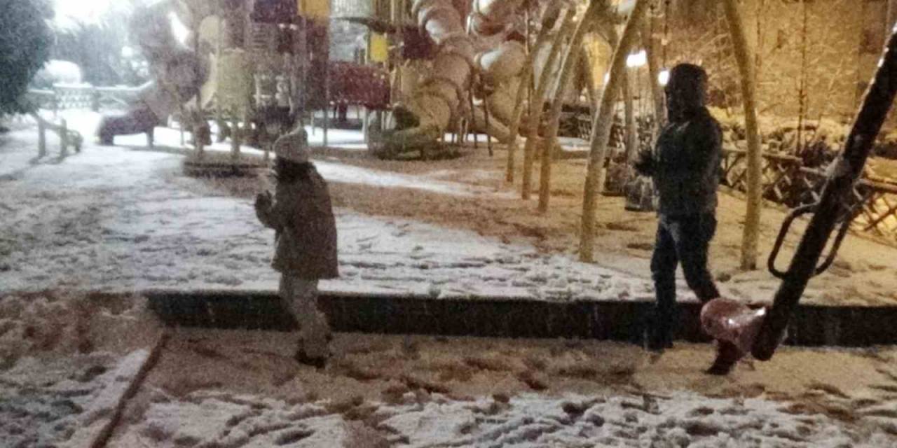 Bozüyük Beyaza Büründü, Çocuklar Kartopu Oynayarak Karın Keyfini Çıkardı