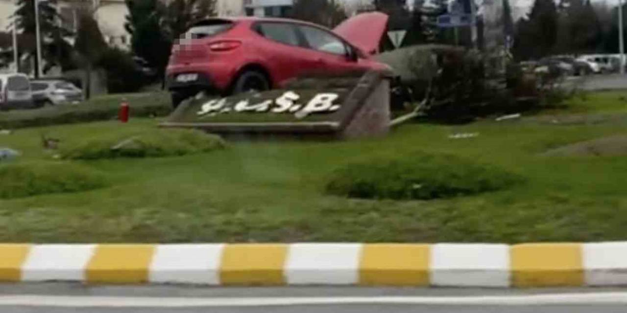 Kamyonet İle Çarpışan Otomobil Dönel Kavşağa Uçtu: 1 Yaralı