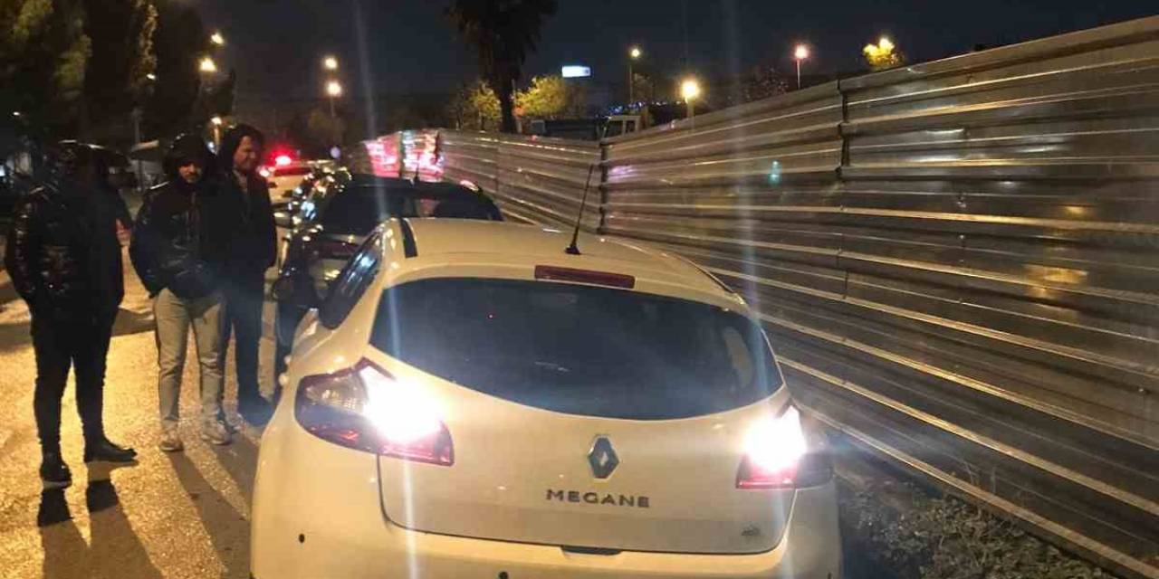 Bursa’da Yağış Sonrası Yol Çöktü : 4 Araç Hasar Gördü