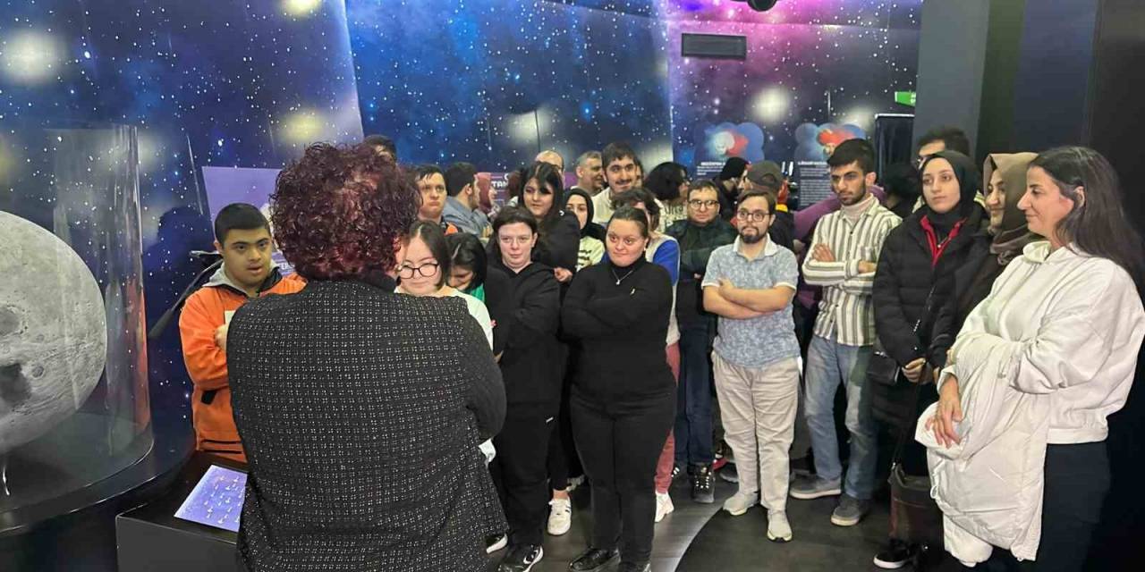 Kağıthane’de Engelli Öğrenciler Uzay Evi’nin Misafiri Oldu