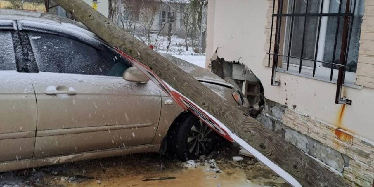 Önce Direğe, Sonra Eve Çarptı