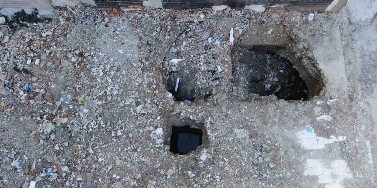 Enkazı Kaldırılan Binanın Temelinde Obruk Oluştu
