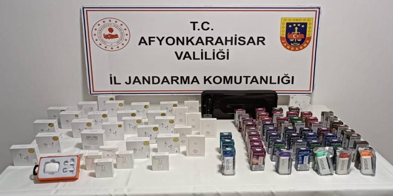 Jandarma Durdurduğu Araçta Onlarca Kaçak Ürün Ele Geçirdi