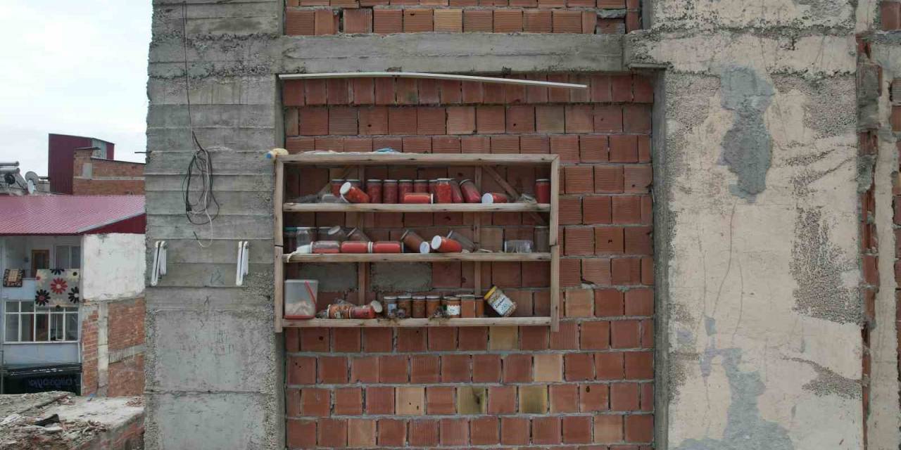 Bina Yıkıldı, Kavanozlar 11 Aydır Yerinde Duruyor