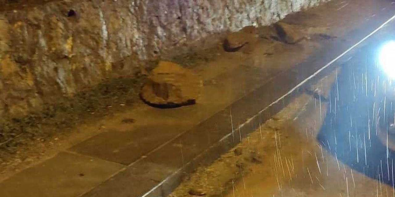 Nallıhan’da Yağış Sonrası Yola Düşen Kayalar Paniğe Sebep Oldu