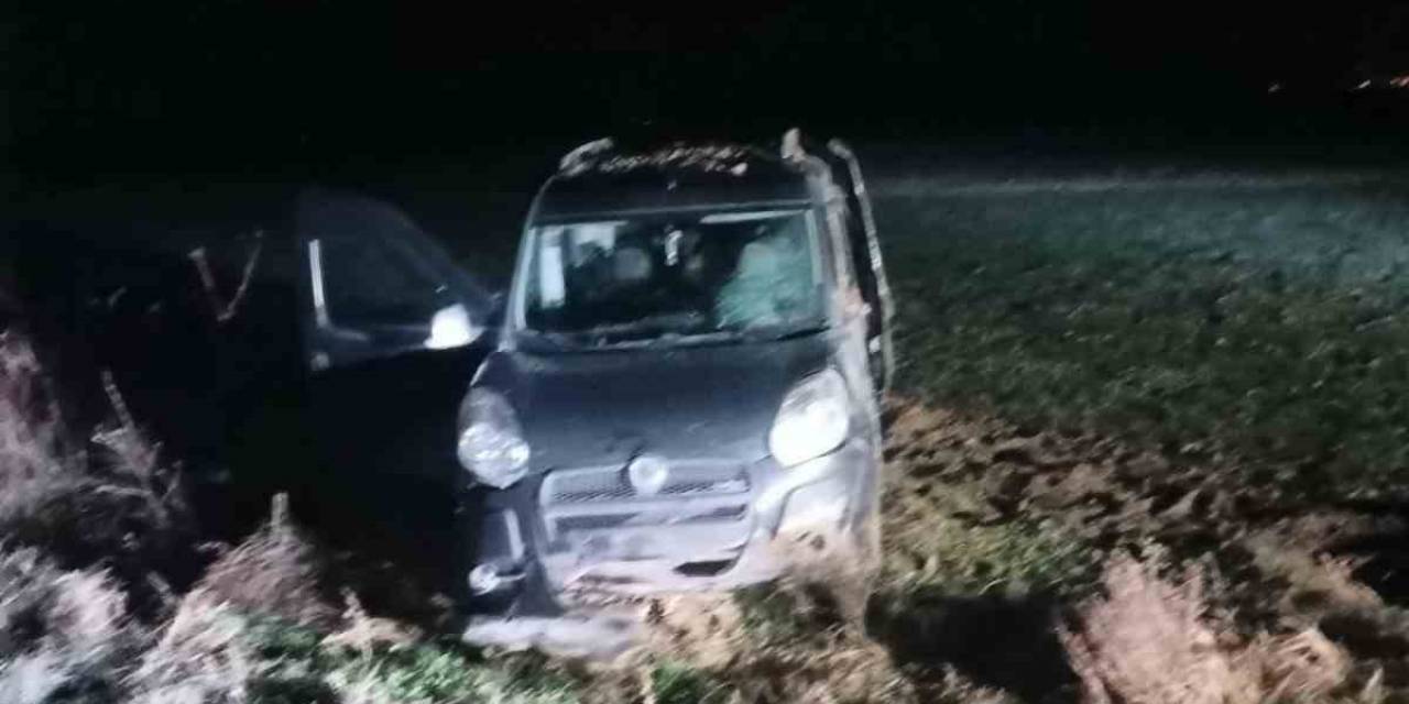 Şarampole Giren Hafif Ticari Araçta 3 Kişi Yaralandı