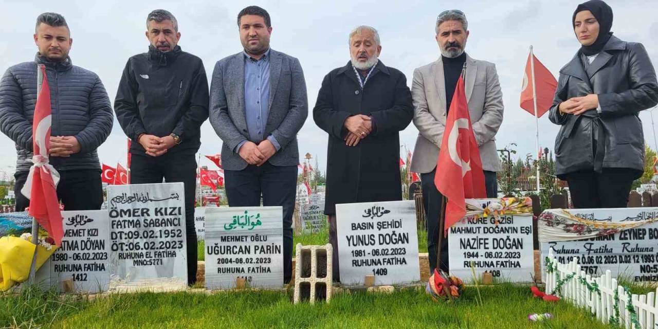 Depremde Hayatını Kaybeden Gazeteciler Mezarları Başında Anıldı