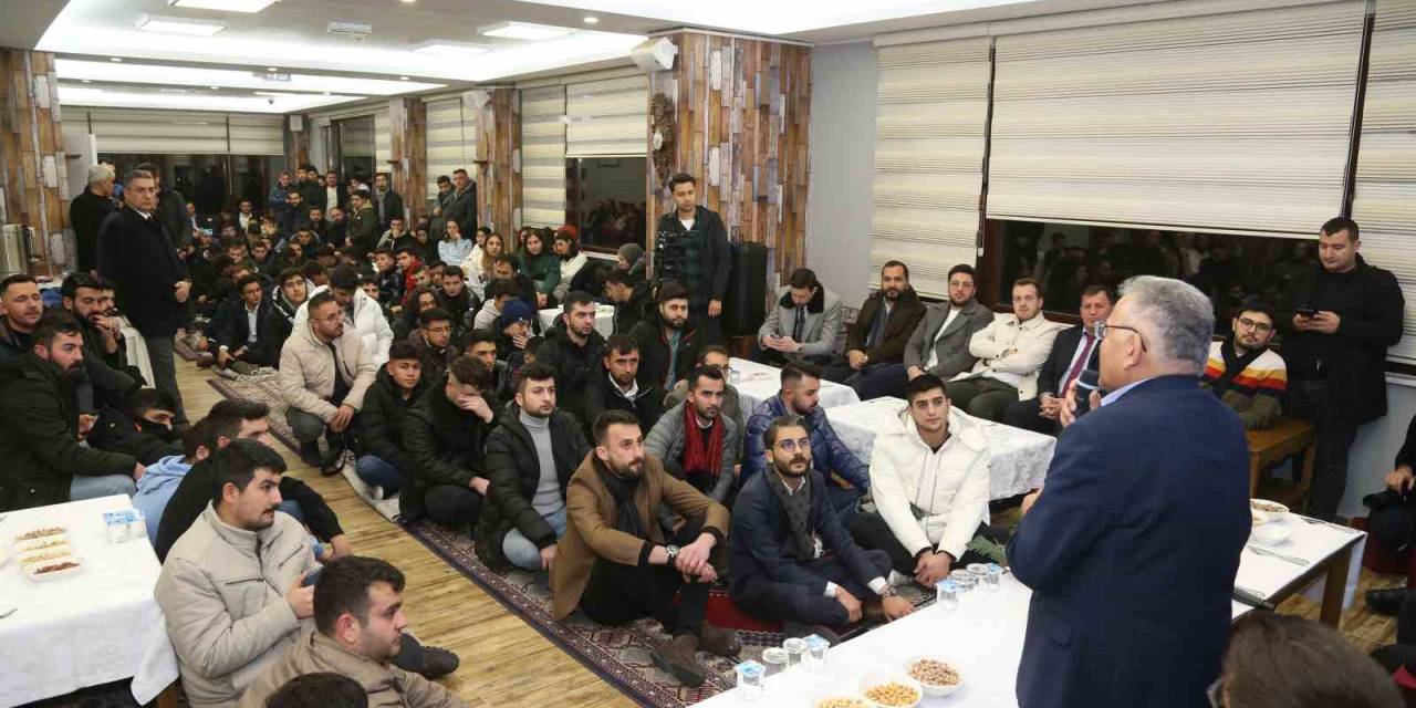 Gençlerle Sıcak Ve Samimi Sohbet