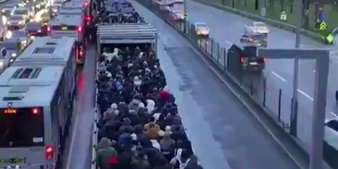 Altunizade Metrobüs Durağında İnsan Seli