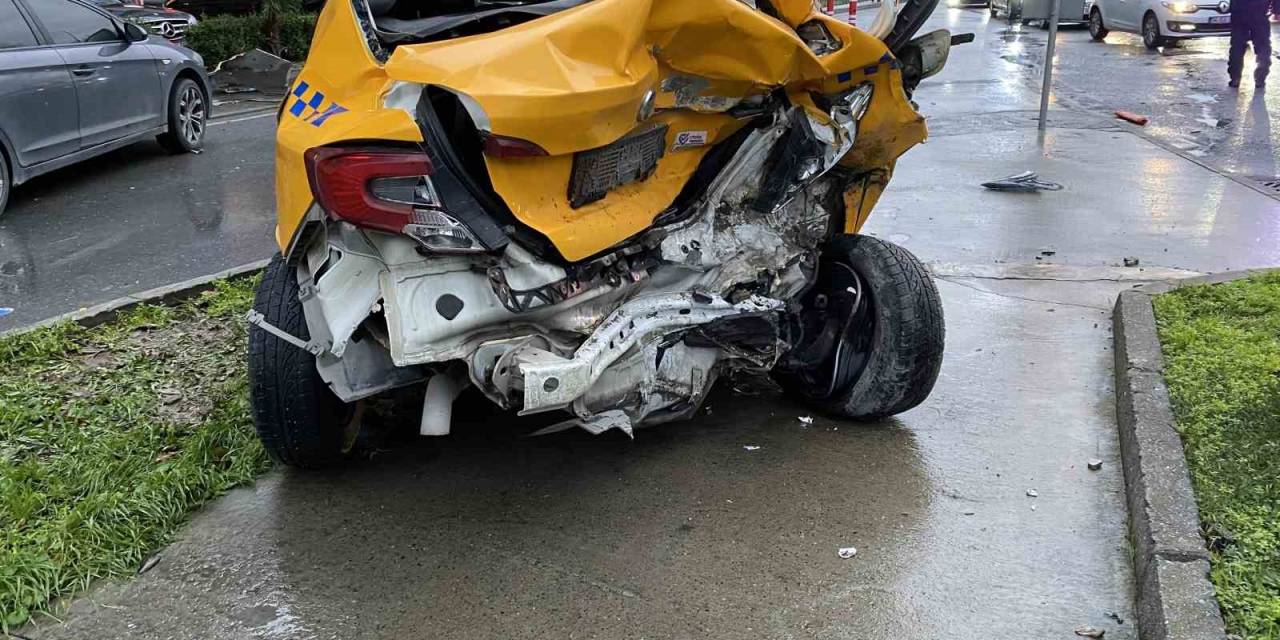 Lüks Aracın Kontrolden Çıkmasıyla Zincirleme Kaza Oldu: 1 Yaralı