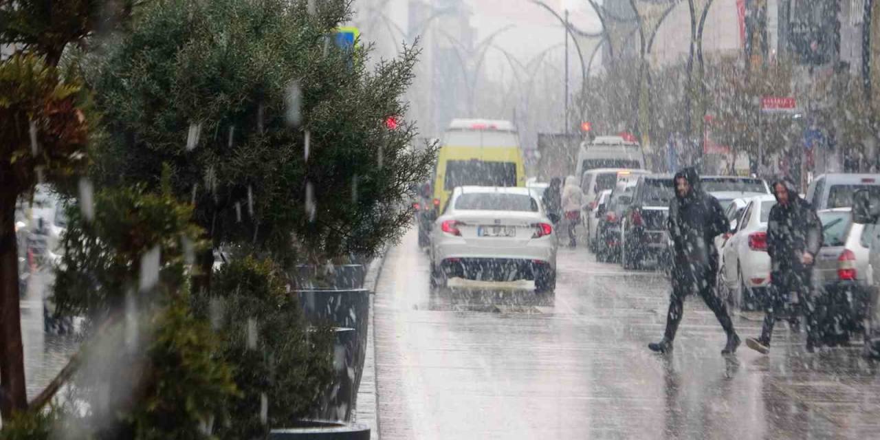 Van’da Yoğun Kar Yağışı Etkili Oluyor