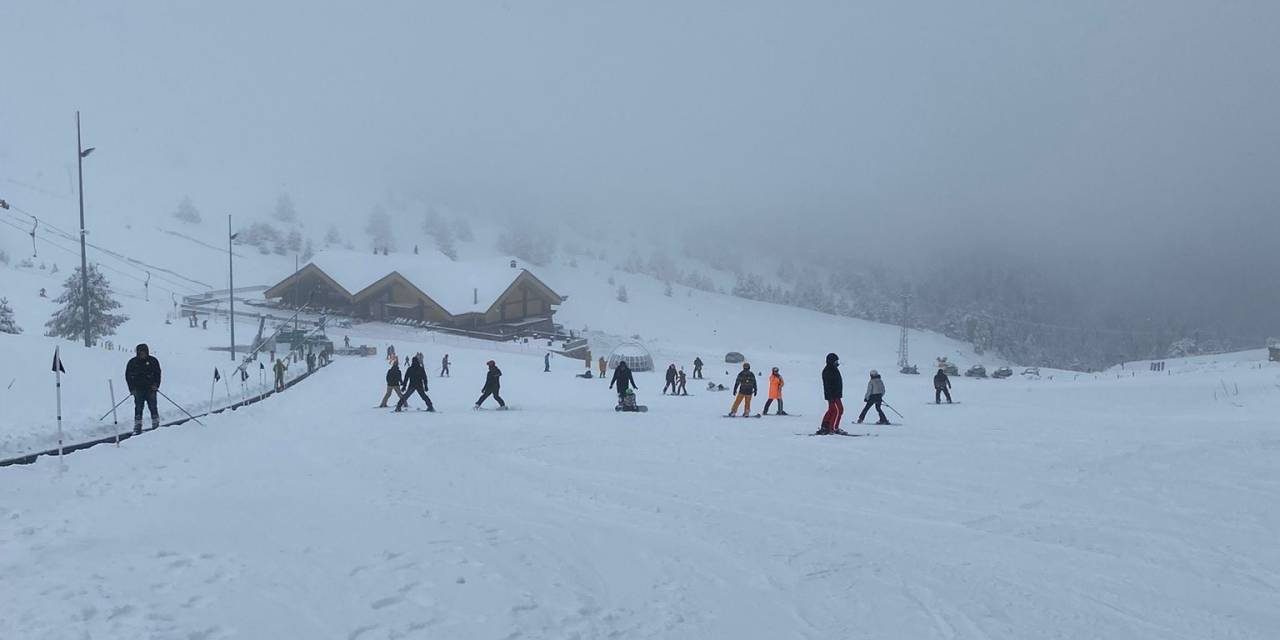 Bolu’nun Yükseklerinde Kar Yağışı: Kartalkaya’da Kar Kalınlığı 1 Metreye Ulaştı