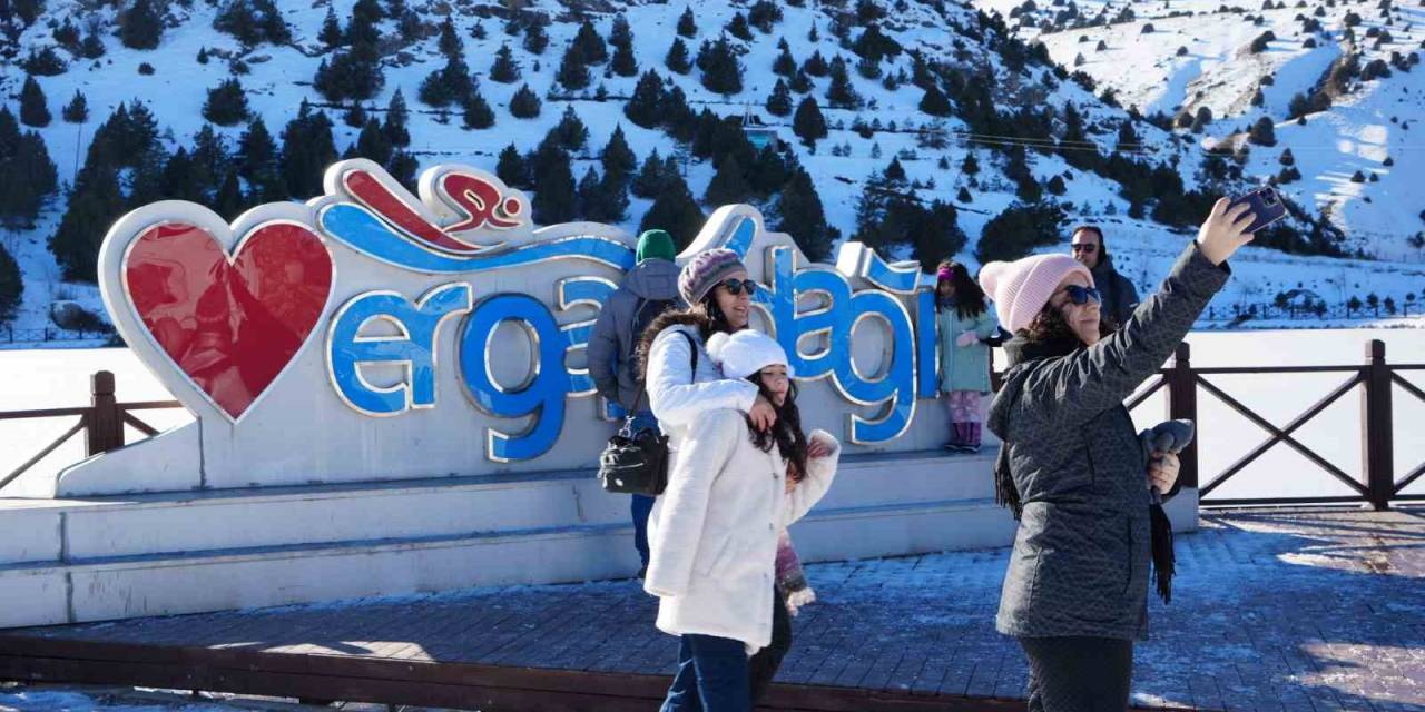 Yüzeyi Buz Tutan Ardıçlı Gölü’nde Mest Eden Kış Manzarası