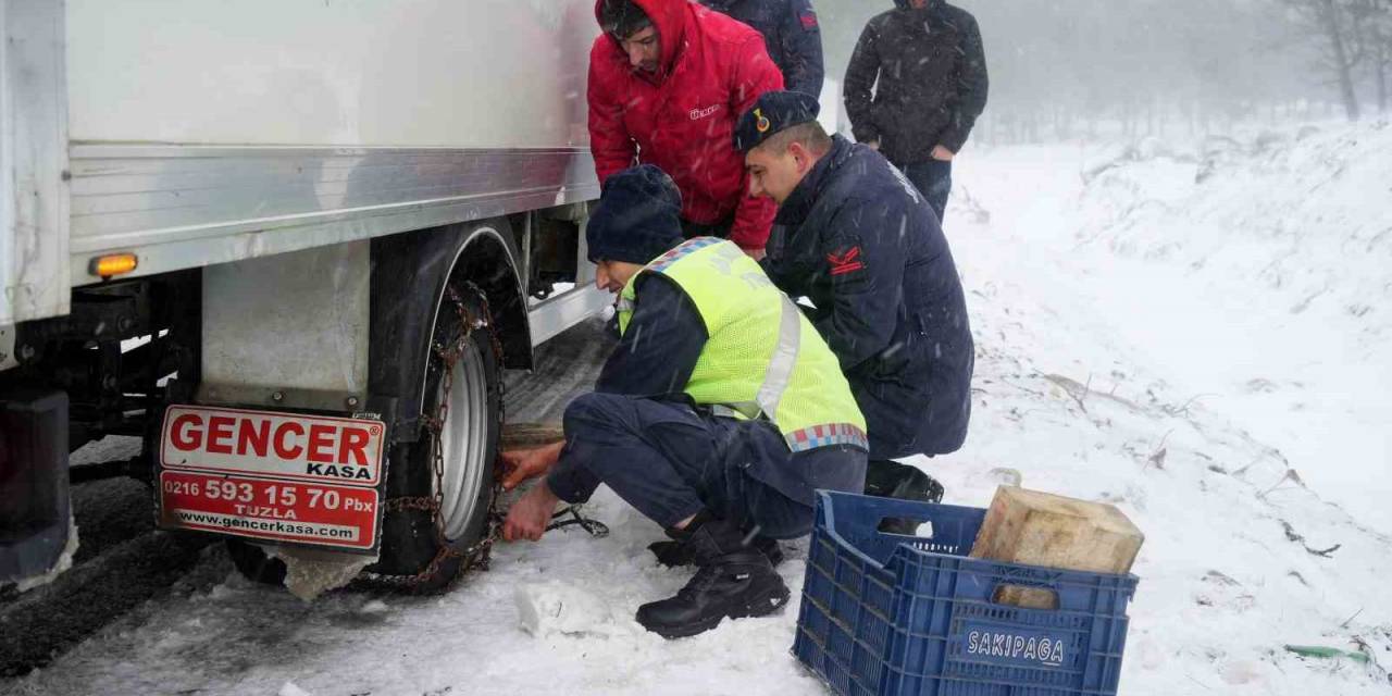 Kar Yağışı Nedeniyle Yolda Kalan Sürücülere Jandarma Yardım Etti