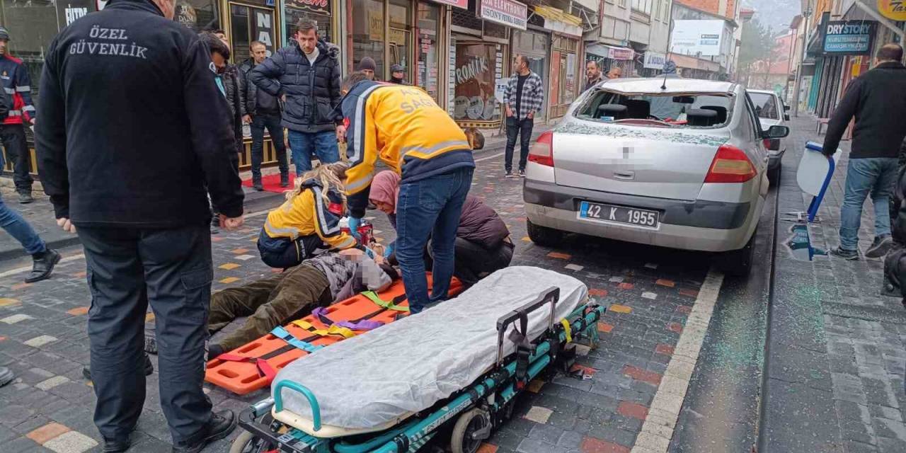 Çatıdan Otomobilin Üzerine Düşen Adam Kurtarılamayarak Hayatını Kaybetti