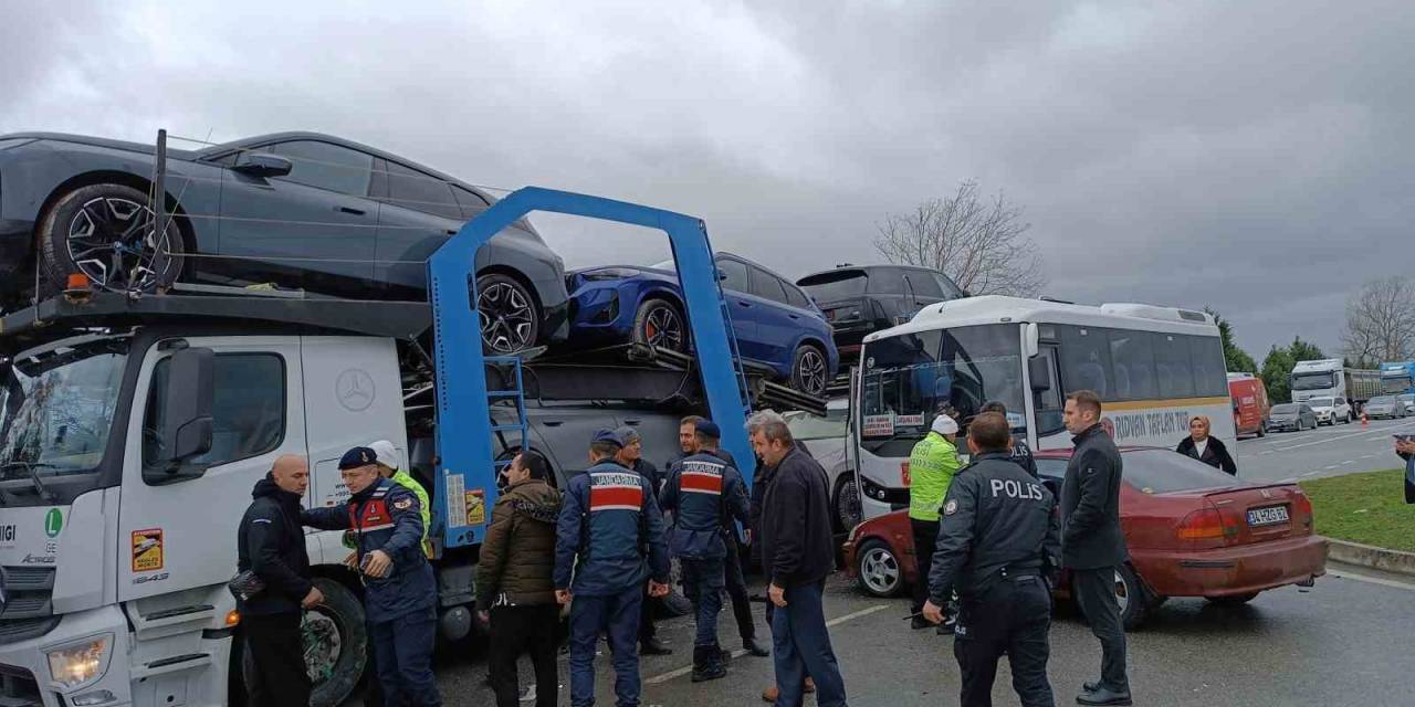 Kavşağa Dönen Tır Anaokulu Servisine Çarptı, Facianın Eşiğinden Dönüldü