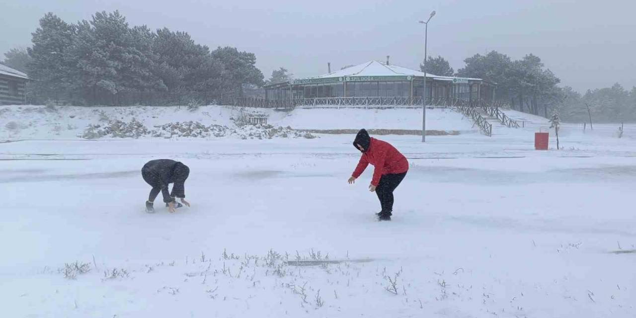 Manisa’nın Yüksek Kesimlerinde Yılın İlk Kar Yağışı