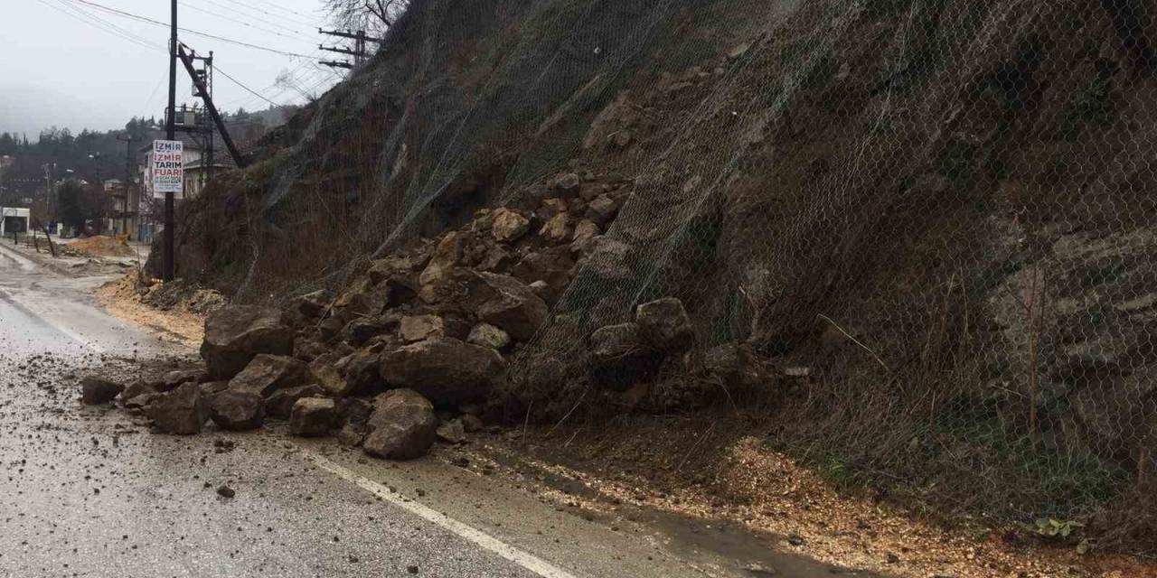 Yola Düşen Kaya Parçaları Trafiği Aksattı