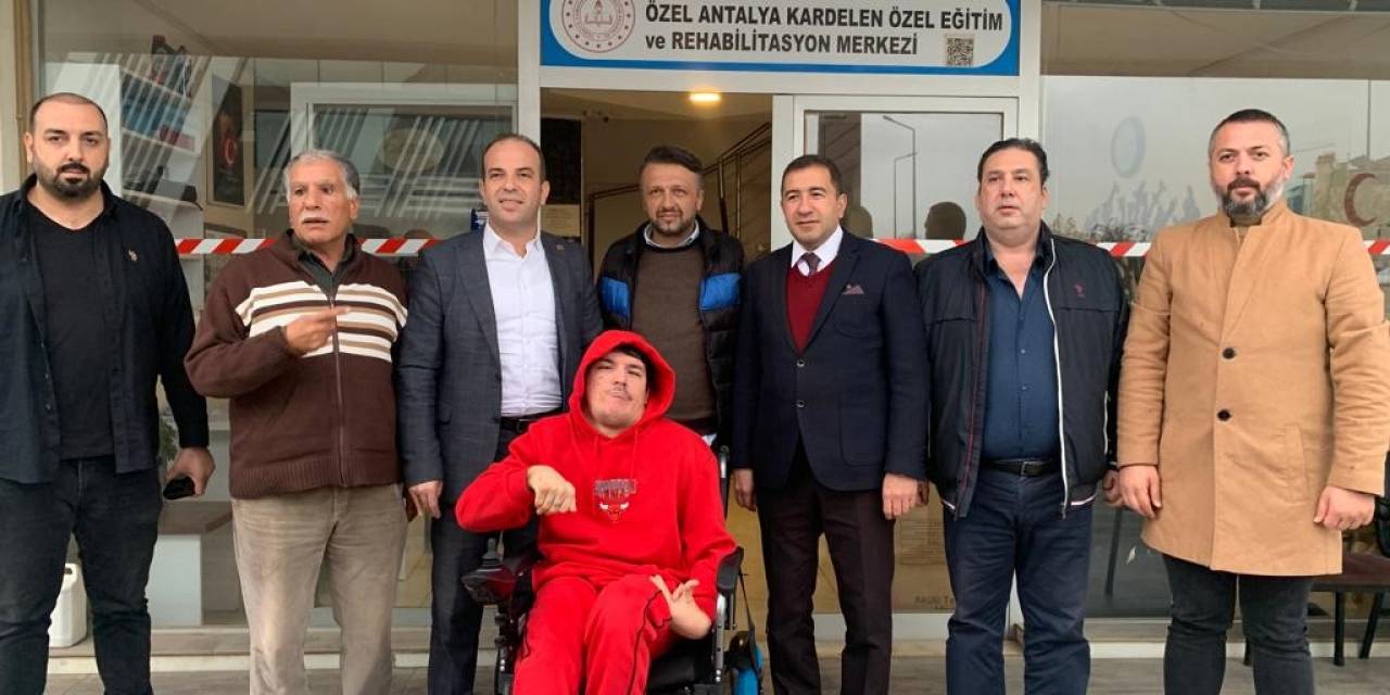 Ak Parti Akülü Tekerlekli Sandalye Talebinde Bulunan Engelli Gencin İsteğini Yerine Getirdi