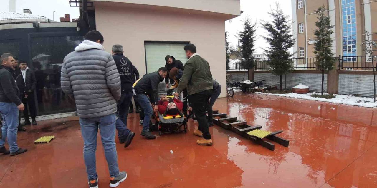 Kafe Çalışanı Çatıya Çıkmak İçin Kullandığı Merdivenden Düştü