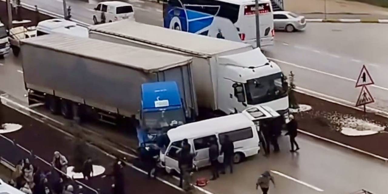 Bandırma’da Karşı Şeride Savrulan Minibüs Tırla Çarpıştı: 1 Ölü, 2 Yaralı