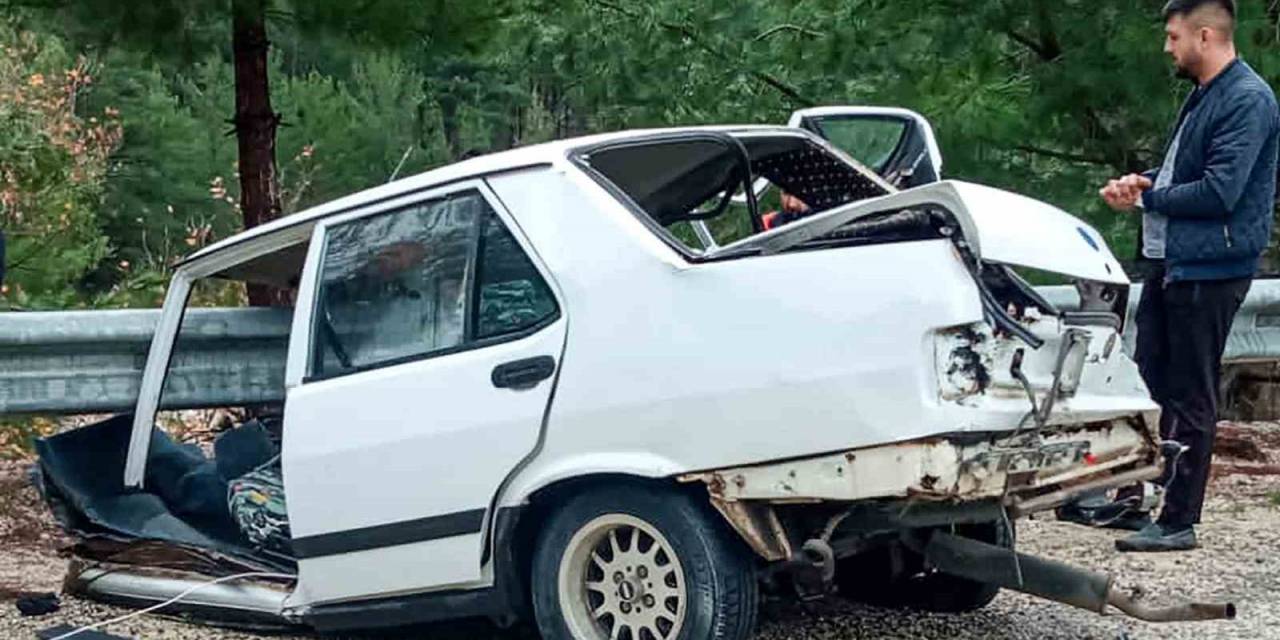 Tırla Çarpışan Tofaş Ortadan İkiye Ayrıldı: 1’i Ağır 2 Yaralı