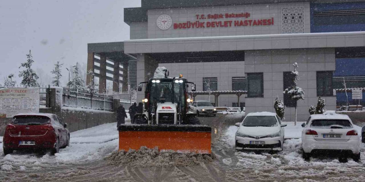 Bozüyük’te Kar Küreme, Tuzlama Ve Kaldırım Temizleme  Çalışmaları Devam Ediyor