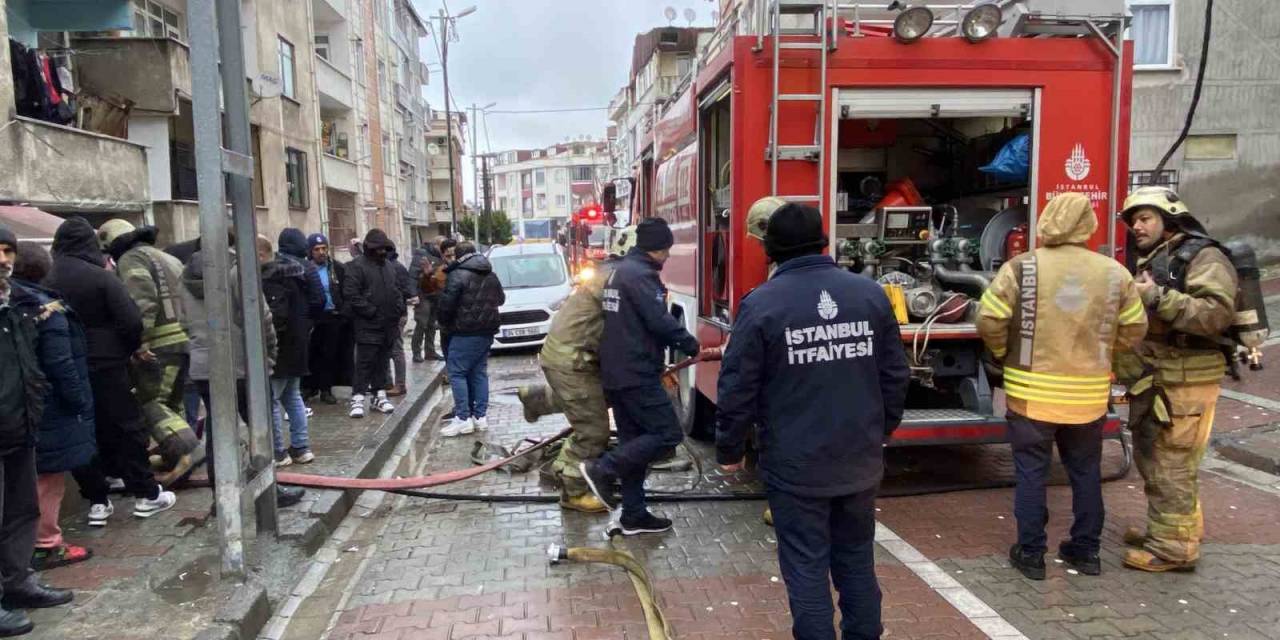 Küçükçekmece’de 6 Katlı Binada Yangın Çıktı, 2 Kişi Dumandan Etkilendi