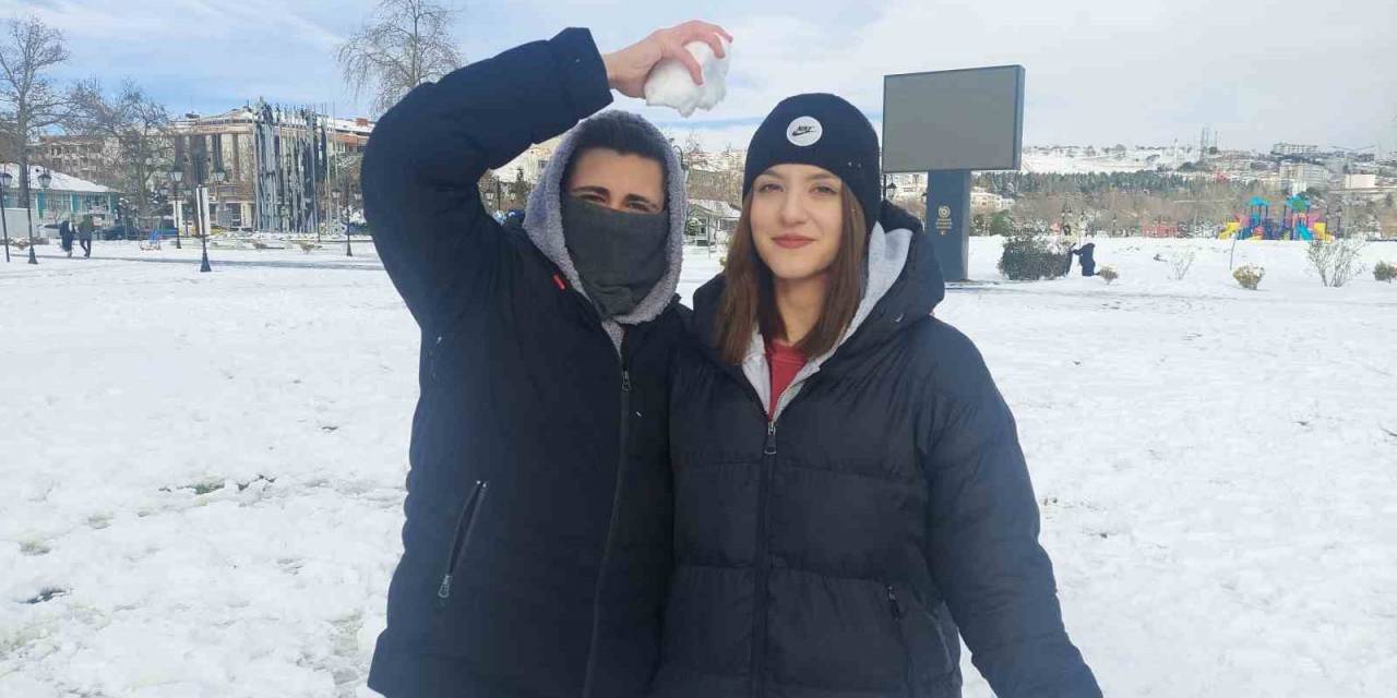 Kartopu Savaşı Yaparak Vali’ye Seslendiler: "1 Gün Daha Tatil İstiyoruz"