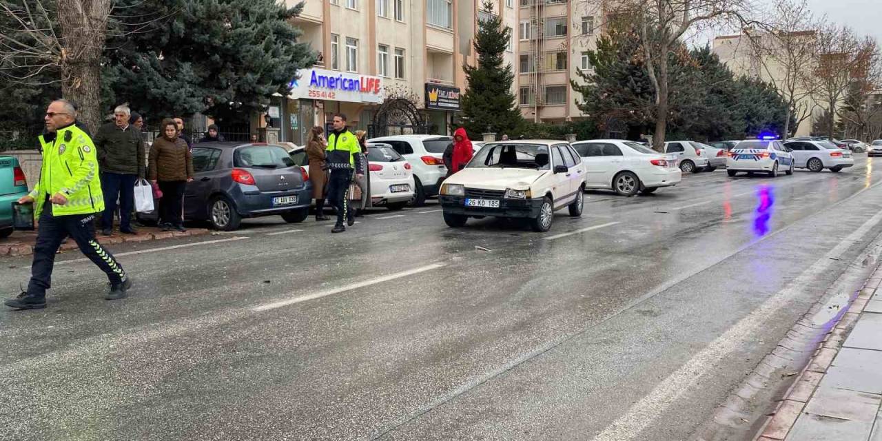 Otomobilin Çarptığı Çocuk Yaralandı, Üşümesin Diye Vatandaşlar Üzerine Ceket Örttü