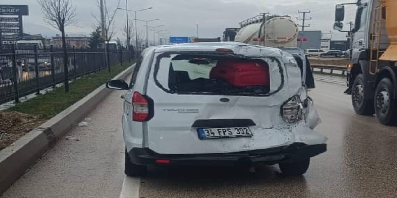 Tır, Kırmızı Işıkta Bekleyen Araca Çarptı: 3 Yaralı