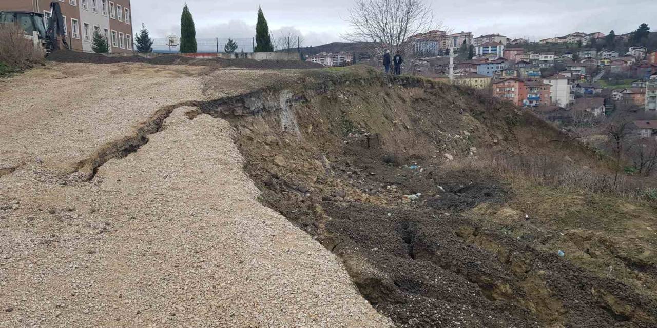 Karabük’te Okul Bahçelerine Yakın Alanda Toprak Kayması Devam Ediyor