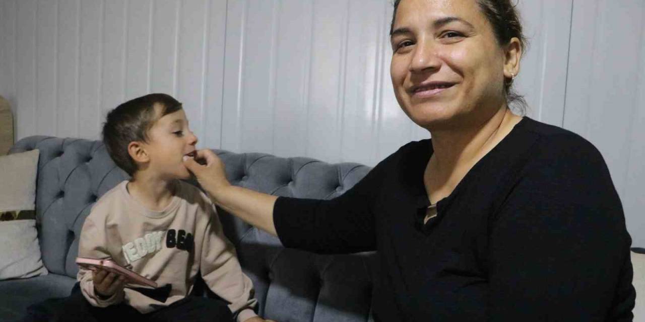 Acılı Anne Asrın Felaketinde Kaybettiği Evlatlarının Özlemini Hayatta Kalan Evlatlarıyla Gideriyor