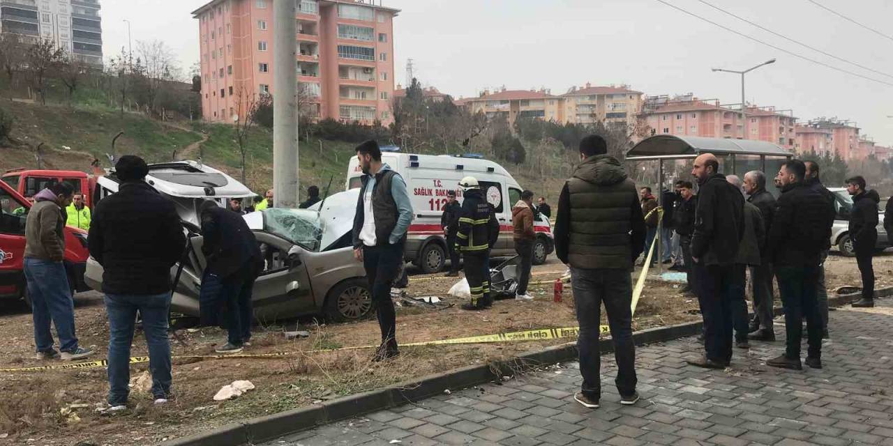 Beton Direğe Çarpan Hafif Ticari Araç Hurdaya Döndü, Sürücü Hayatını Kaybetti