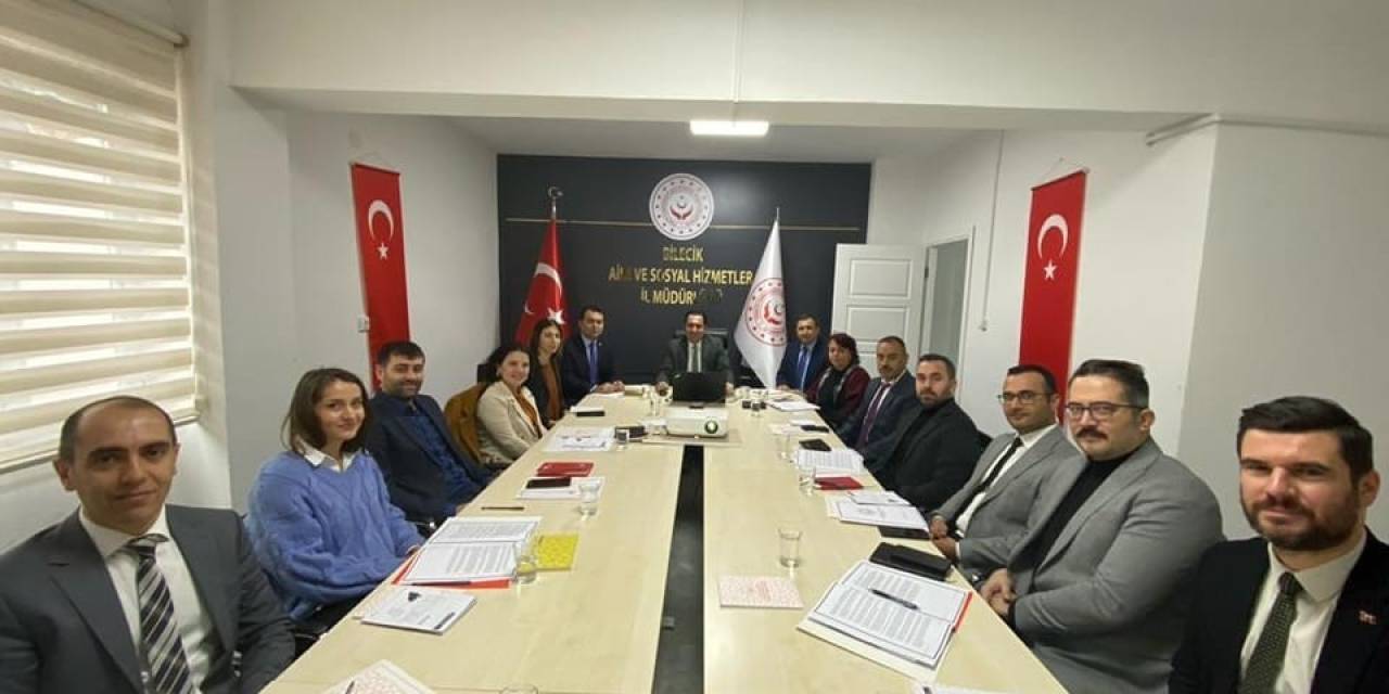 Yoğun Kar Yağışında Vatandaşa Yardım İçin Kolları Sıvadı