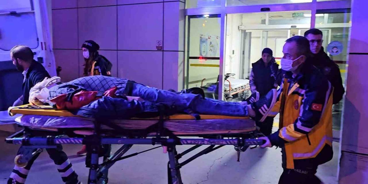 Sakarya’da İki Otomobil Çarpıştı: Araçta Sıkışan Yaralı İtfaiye Kurtardı