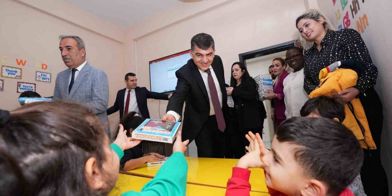 Sürpriz Hediyeler, Anaokulu Öğrencilerini Mutlu Etti