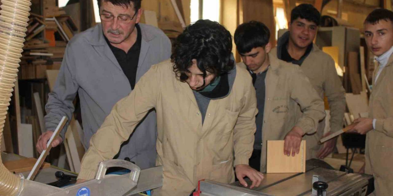 Fabrika Gibi Okul: 1 Yılda 12 Milyon Tl Ciro Yaptılar