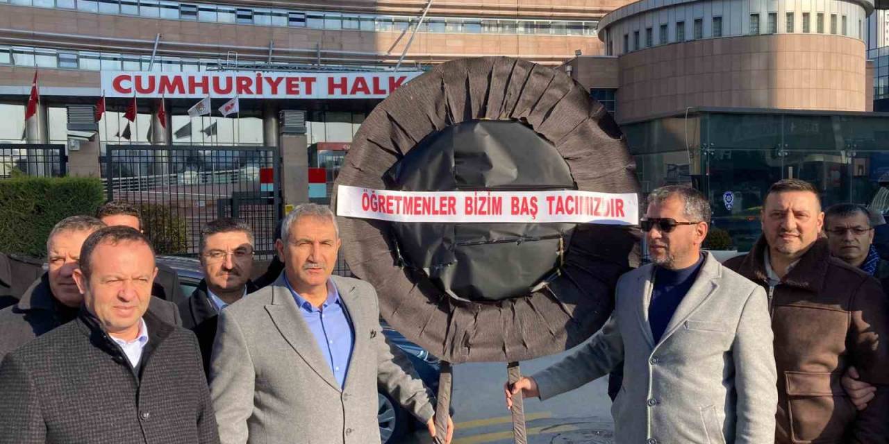 Öğretmenler Chp Genel Merkezi Önüne Siyah Çelenk Bıraktı
