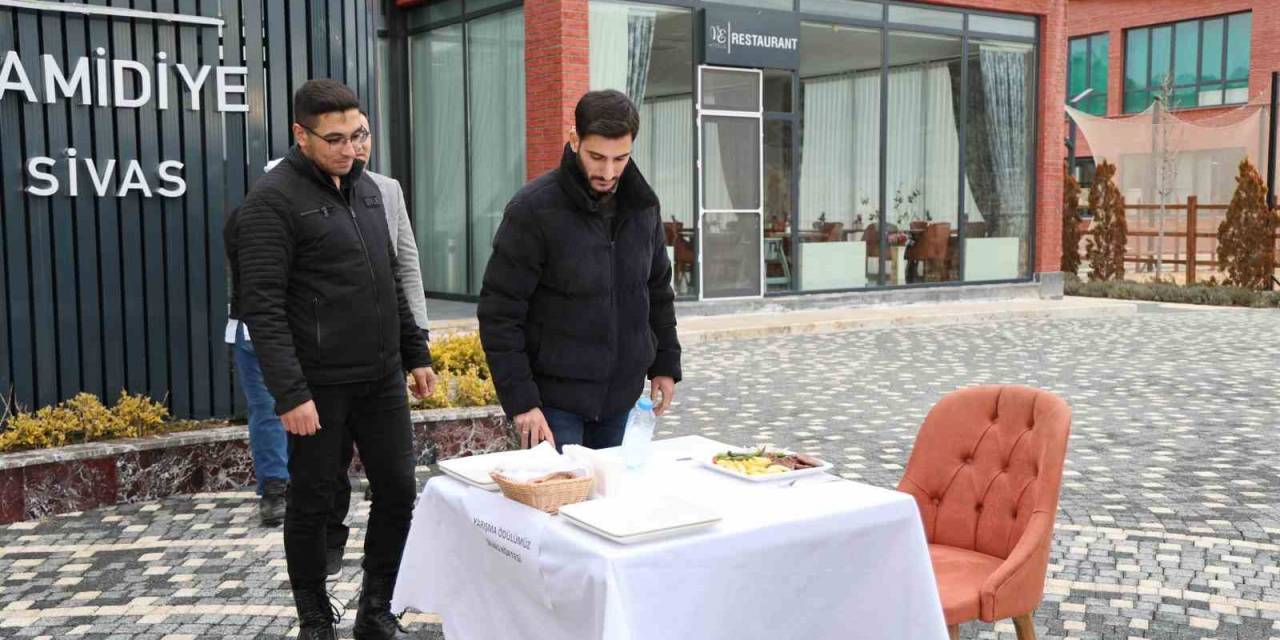 Şişe Fırlatma Akımına Katıldılar, Sivas Köftesi İçin Yarıştılar