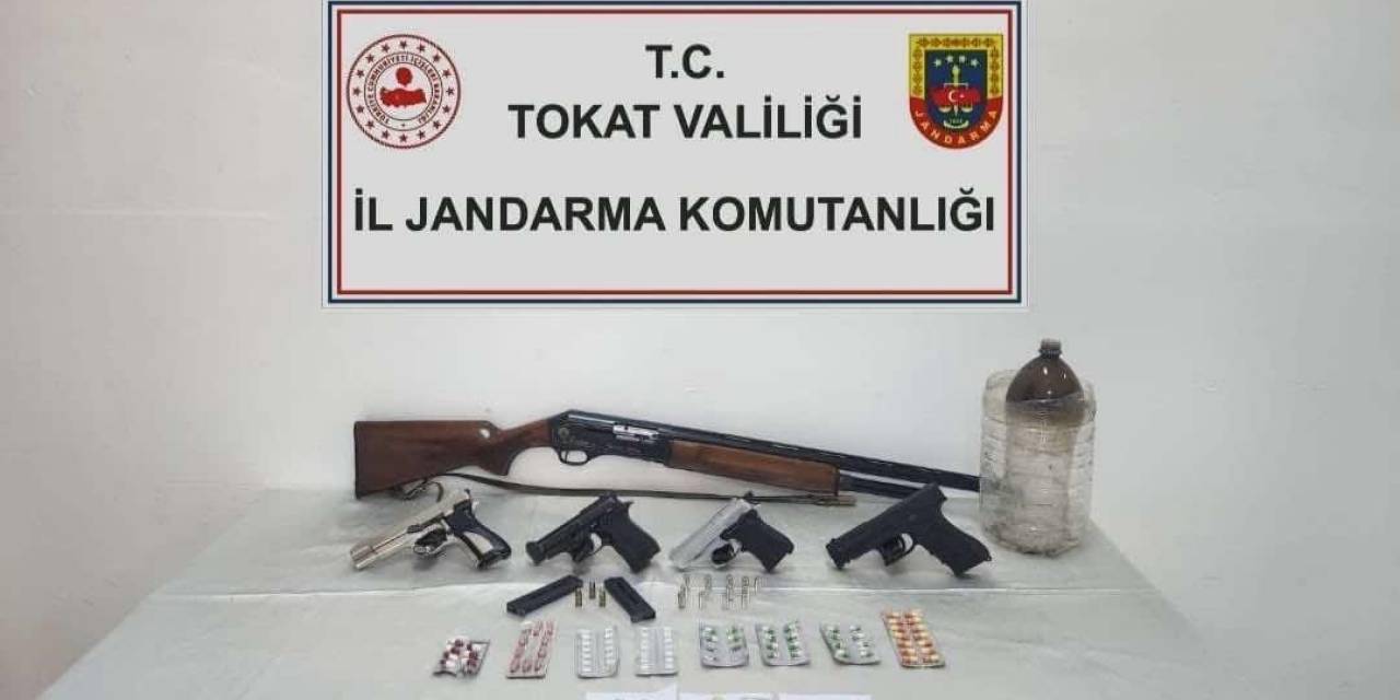 Tokat’ta Bir İkamette Çok Sayıda Tarihi Sikke Ve Uyuşturucu Madde Ele Geçirildi