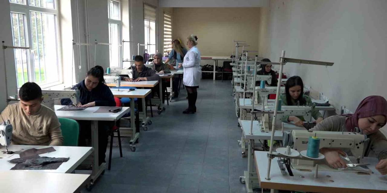 ’mobilya Terziliği’ Kursiyerleri Çok Memnun