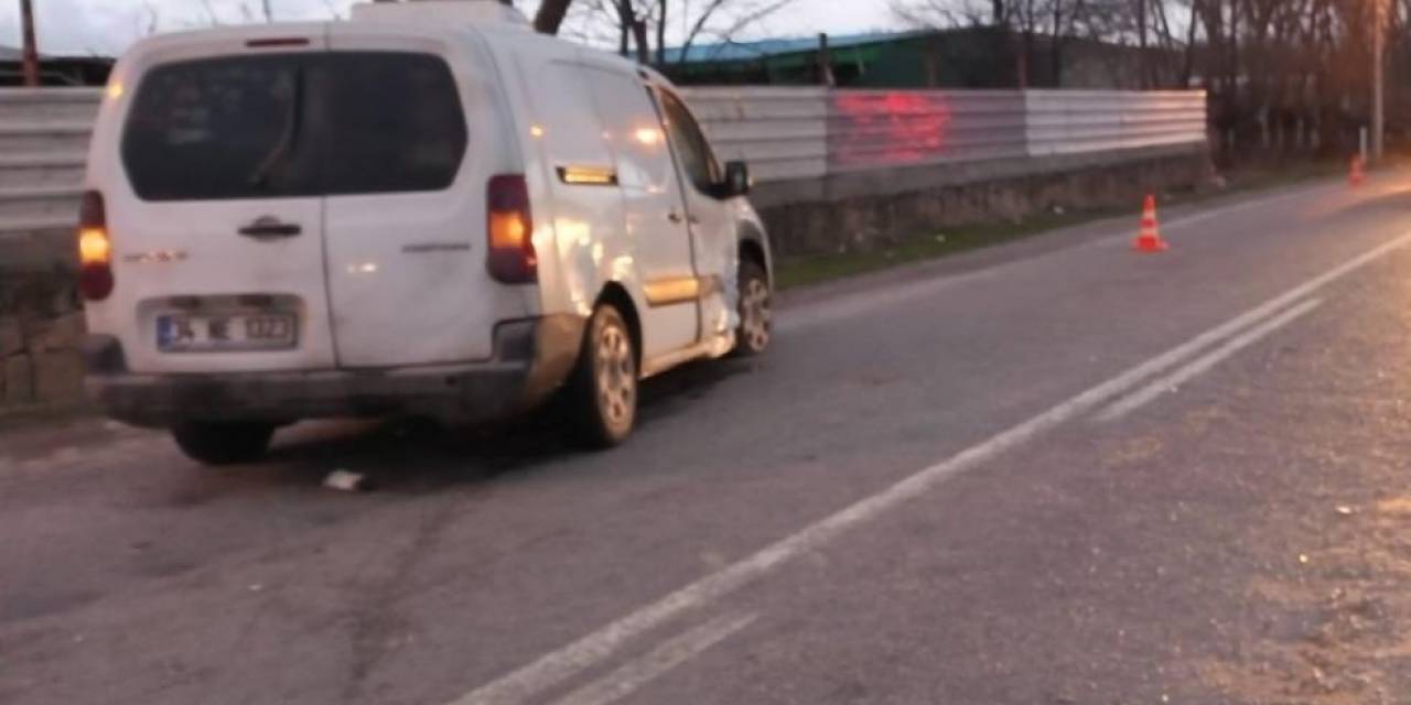Hafif Ticari Araçla Otomobil Çarpıştı, 2 Kişi Yaralandı