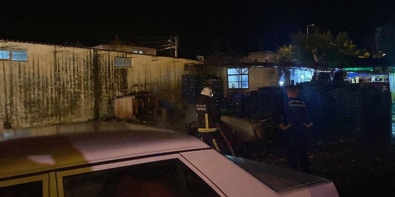 Otoparktaki Konteynerler Alev Aldı, Yangın Büyümeden Söndürüldü
