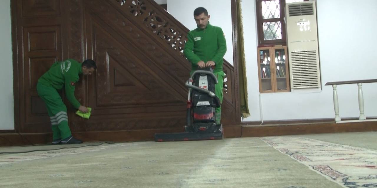 Zeytinburnu’nda Camiler Gül Suyuyla Yıkandı