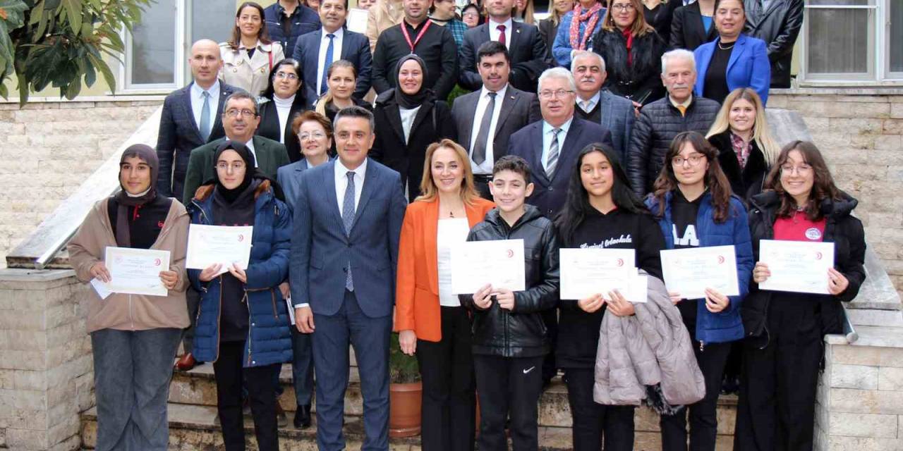 Veremi En İyi Çizen Ve Yazıya Döken Öğrenciler Ödüllerini Aldı